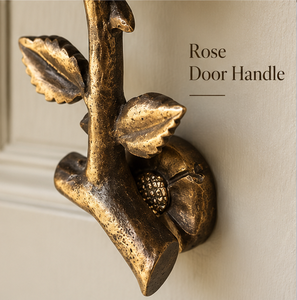 Poignée de porte Rustic Rose en finition or patiné avec tête de fleur sculptée, feuilles texturées et design de tige organique pour un style classique - Product Image 4