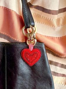 Breloques personnalisées avec logo et broderie de perles pour sacs à main, breloques de sac brodées de perles tendance avec broderie Zari, porte-clés - Product Image 3