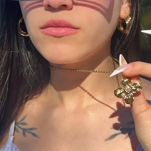 สร้อยคอดอกไม้เคลือบไฟฟ้าสำหรับผู้หญิงทำจากสแตนเลส 304 พร้อมเคลือบทองคำแท้ 18K ความหนา 0.03µm และสายโซ่ - Product Image 3