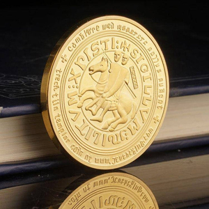 Moneda Conmemorativa Personalizada de los Caballeros Templarios, Diseño de Dos Caballeros a Caballo con Cruz Azul en Tono Dorado, Recuerdo Conmemorativo - Product Image 4