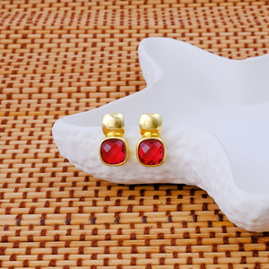 Boucles d'oreilles clous carrées en plaqué or avec pierres précieuses fuchsia rose, bijoux d'amour pour anniversaire et mariage, cadeau pour femme - Product Image 4