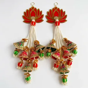 Decoración Tradicional de Pared con Loto Rojo y Dorado, con Borlas de Cuentas y Adornos de Campanas para la Entrada del Hogar en Diwali, 2 Piezas - Product Image 1