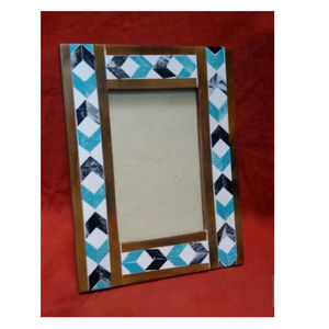 Cadre photo géométrique en bois avec incrustation en résine bleue et noire, cadre photo moderne fait à la main pour la décoration de la maison - Product Image 1