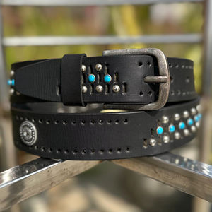 Ceinture en cuir de vachette vintage cloutée, artisanale et haut de gamme, avec design à poils apparents, boucle à ardillon en acier robuste et largeur de 1 à 1,5 pouce - Product Image 1