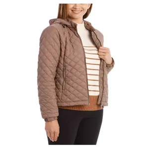 Veste courte matelassée en polyester imperméable à capuche pour femme avec logo personnalisé pour l'hiver - Product Image 1