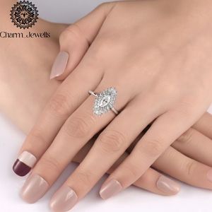 Anillo de compromiso clásico para mujer con moissanita de corte cojín, chapado en oro rosa sobre plata, con engaste de puntas. - Product Image 2