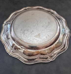 Assiette de présentation vintage ronde en métal argenté poli, plateau de service solide pour la mise en table de mariage ou d'événement - Product Image 6
