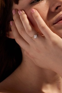 Anillo de Compromiso con Diamante Cultivado en Laboratorio, Banda de Diamantes Trenzada en Oro Sólido de 14k, 2 Quilates, Certificado IGI de Lujo - Product Image 4