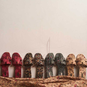 Sandales antidérapantes en velours avec semelle extérieure en cuir véritable, motif floral intégral tendance et de haute qualité, imprimé Santique Blossom - Product Image 5