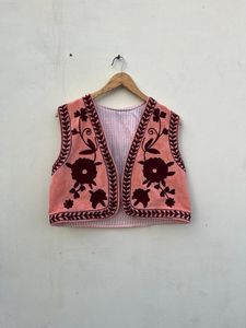 Gilet en coton Suzani brodé à la main pour femmes |   Gilet court en tricot vintage à motifs floraux |   Veste bohème sans manches |   ODM - Product Image 4