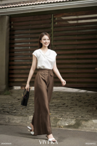 กางเกงขายาวทรงหลวมเอวสูงสีน้ำตาลสำหรับผู้หญิง สไตล์เรียบหรู ใส่ทำงานได้ ผลิตจากโพลีเอสเตอร์ผสมสแปนเด็กซ์ รุ่น OWEN - Product Image 3