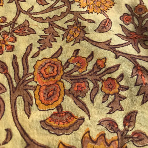 Tela de Algodón Estampada a Mano con Base Verde y Patrón Floral Vintage |   Impresión Tradicional India Estilo Kalamkari - Product Image 1