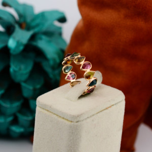 แหวนทัวร์มาลีนหลากสีธรรมชาติแบบมัลติคัท ตัวเรือนทองคำแท้ 18K สีเหลือง – แหวนแบบคลัสเตอร์ทรงผสมประดับขอบแบบ Bezel Set - Product Image 5