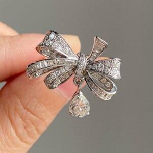 Anillos de plata de ley 925 chapados en rodio con diseño de lazo de diamantes tallados, estilo hip hop, para uso diario, regalo, boda, cóctel, llamativo. - Product Image 4