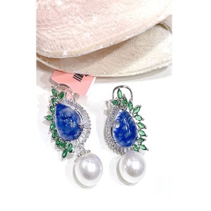 Boucles d'oreilles chics et romantiques en alliage de saphir en forme de goutte d'eau avec perles d'imitation plaquées argent pour femmes - Product Image 1