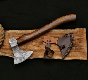 Hacha Tomahawk de Acero de Damasco Forjada a Mano de Grado Industrial con Funda de Cuero, Hacha Barba Personalizable para Camping y Uso en Exteriores - Product Image 1