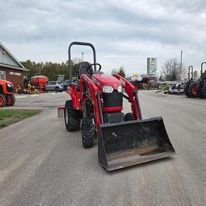 Tracteur agricole utilitaire Massey Ferguson 399 4x4 à transmission par engrenages avec auvent - Product Image 6