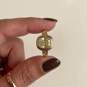 Anillo Art Deco de Moissanita con Corte Cojín de 2CT en Color Amarillo, Oro Sólido de 14K, Unisex, Regalo de Aniversario o Promesa para Parejas - Product Image 3