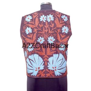 เสื้อกั๊กผู้หญิงทำมือสไตล์อินเดียลายซูซานี เสื้อคลุมแบบดั้งเดิม แจ็คเก็ตซูซานีแบบไม่มีแขน สไตล์โบฮีเมียน ผ้าฝ้าย 100% สำหรับฤดูหนาว พร้อมโลโก้ - Product Image 4