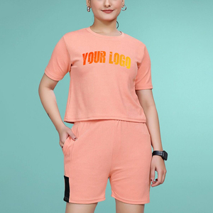 ชุดเซ็ตเสื้อยืดครอปแขนสั้นผ้าฝ้ายฟลีซ 100% สำหรับฤดูร้อน สไตล์ลำลองสำหรับผู้หญิง 2 ชิ้น พร้อมกางเกงขาสั้น แต่งลูกไม้ และโลโก้พิมพ์ลายตามสั่ง - Product Image 1