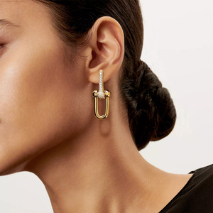 Pendientes colgantes con forma de U esculpida y diamantes redondos cultivados en laboratorio - Product Image 3