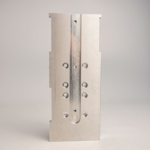 Componente de Base de Montaje de Aluminio con Orificio Cebado Empotrado de Precisión Personalizado AMT VINA ODM - Product Image 1