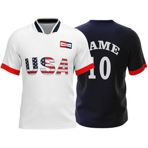 ชุดเสื้อและกางเกงขาสั้นทีมชาติสหรัฐอเมริกา ลายธงชาติ คอวี พร้อมชื่อ หมายเลข และโลโก้ ชุดฟุตบอล ผ้าสแปนเด็กซ์/คอตตอน/ใยไผ่ ทรงสปอร์ต แห้งเร็ว - Product Image 1
