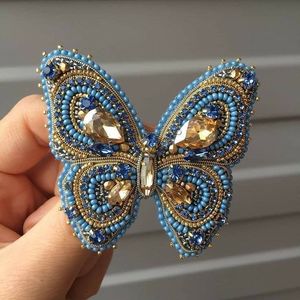 Broche brodée à la main avec des perles scintillantes, des perles et des cristaux - Product Image 4