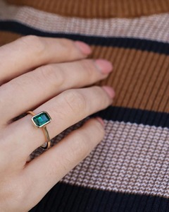 แหวนเพชรทรงเอเมอรัลด์สีเขียว 2.15 กะรัต ชุดแหวนหมั้นทองคำขาว 14K ประดับเพชรแบบฝังขอบ พร้อมแหวนแต่งงานแบบฮาล์ฟอีเทอร์นิตี้ - Product Image 4