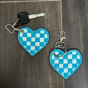 Porte-clés tendance personnalisé à motif à carreaux turquoise et blanc, porte-clés en cuir façonné à la main en forme de cœur pour cadeaux et accessoires - Product Image 5