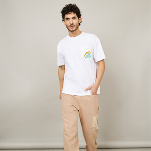 เสื้อยืดผู้ชายทรงปกติ ระบายอากาศได้ดี คุณภาพสูง ผลิตจากโพลีเอสเตอร์/คอตตอน แขนสั้น ดีไซน์ทันสมัย พร้อมโลโก้แบรนด์ดีไซเนอร์ ขายส่งประจำฤดูร้อนปี 2026 - Product Image 3