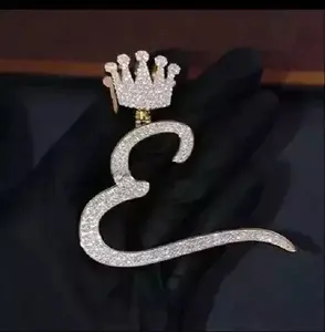 Colgante de Moissanita Personalizado con Inicial de Corona, Estilo Hip Hop Iced Out, con Letra, Aspecto de Diamante VVS, Chapado en Oro, Joyería Bling - Product Image 3