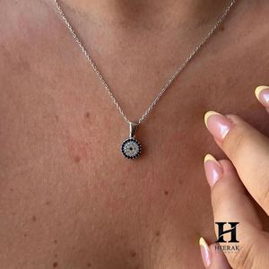 Collier pendentif œil porte-bonheur en or personnalisé avec pierres précieuses bleues et blanches – Fabricant de bijoux fins - Product Image 2