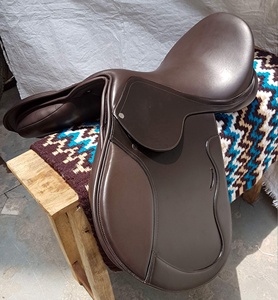 Selle de cheval en cuir personnalisée Siège en cuir souple de vache Rouleau de genou détachable Arbre en plastique Style anglais classique MVE-SD-35 EQUIHAWK - Product Image 5