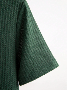 Camiseta Casual de Color Sólido para Hombre con Cuello Camisero, Manga Corta, Tejido Waffle Verde Oscuro, Estilo Old Money - Product Image 5