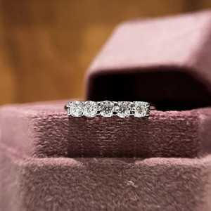 Elegante Anillo de Boda Apilable con Diamantes para Mujer en Diseño Contemporáneo - Product Image 4