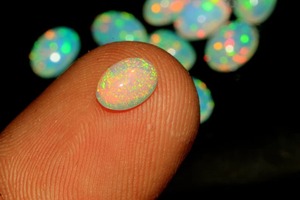 Ópalo Etíope Natural Cabujón Corte Ovalado Gema Suelta Multicolor con Efecto de Fuego para Joyería - Product Image 5