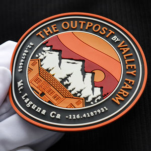 Étiquette en caoutchouc PVC imprimée en 3D personnalisée avec logo en silicone gaufré léger pour vêtements - Product Image 2