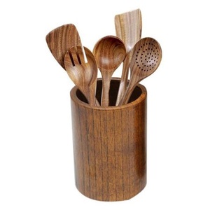 Cuillère en bois, compagnon de cuisine raffiné, offrant une utilité fiable pour la préparation des ingrédients et le service à table - Product Image 1