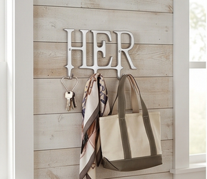 Gancho de Pared Alfabético de Metal de Lujo, Fundición de Aluminio Plateado con Acabado Pulido, Perfecto para Decoración Elegante del Hogar y Exhibición - Product Image 2