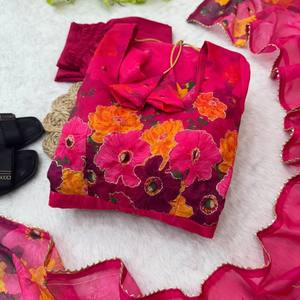 Vestido de Fiesta VASTRA COTTAGE de Organza y Seda Taby con Dupatta y Pantalón, Estampado Digital, Trabajo a Mano, Corte Amplio, Prenda Étnica Cosida - Product Image 5