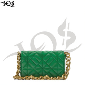 Bolso Bandolera de Bambú Acolchado Verde con Cierre de Cremallera, Correa de Cadena Dorada y Capacidad de 30-40L - Product Image 1