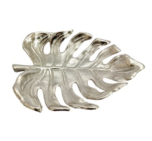 Plateau décoratif moderne en aluminium argenté en forme de papillon à quatre compartiments, design abstrait, finition texturée, artisanat, pièce unique - Product Image 4