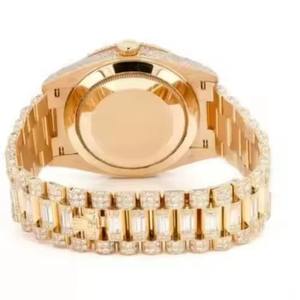 Montre en diamant Moissanite au design unique pour homme, montre-bracelet entièrement pavée avec bracelet réglable, disponible à la vente - Product Image 5