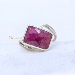 Anillo Asimétrico de Plata de Ley 925 con Rubí Natural Rectangular Facetado en Bisel, Joyería Fina, Memoria Jewels, Venta al Por Mayor - Product Image 1