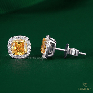 Boucles d'oreilles de fête en or avec diamant de laboratoire jaune fantaisie taille coussin, serti halo, pierre centrale, fermoirs sécurisés à pression et support élégant - Product Image 4