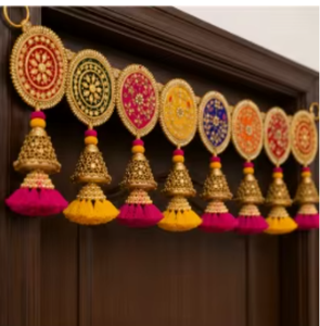 Toran Bandhanwar traditionnel ethnique à suspendre à la porte avec des médaillons ronds brodés multicolores et des pompons Jhumki - Product Image 3