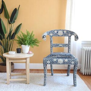 Chaise en résine avec incrustations en os, fabriquée à la main, aux textures riches, rehaussant le décor contemporain et classique - Product Image 3