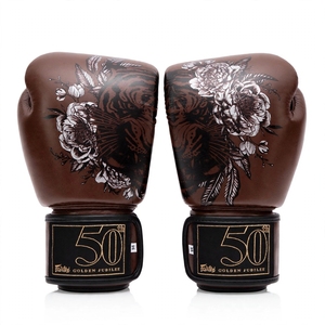 Gants de boxe Fairtex en cuir de qualité supérieure, couleur argent, entièrement en cuir, avec fermeture auto-agrippante et sangles réglables pour le kick-boxing et les arts martiaux. - Product Image 5