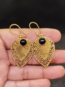Boucles d'oreilles en onyx noir naturel et laiton |   Boucles d'oreilles pendantes en pierres précieuses faites à la main |   Bijoux en laiton en gros - Product Image 4